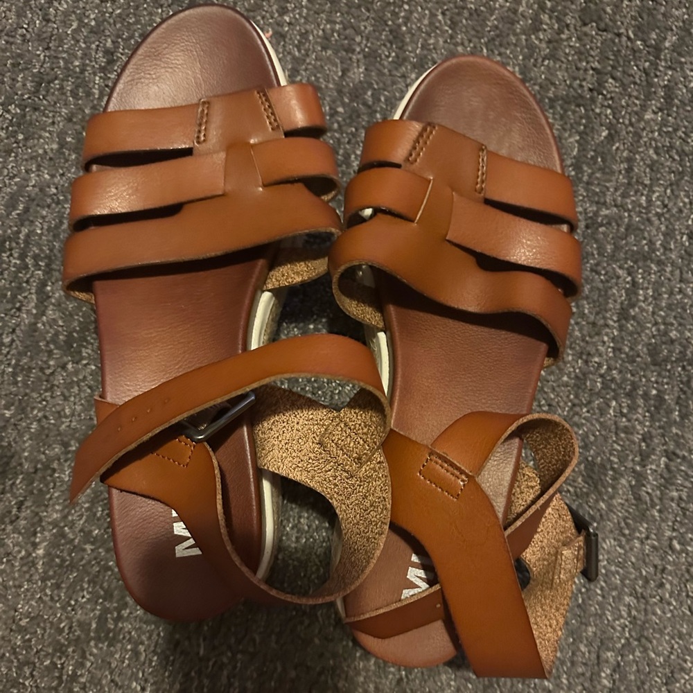 Mia sandals